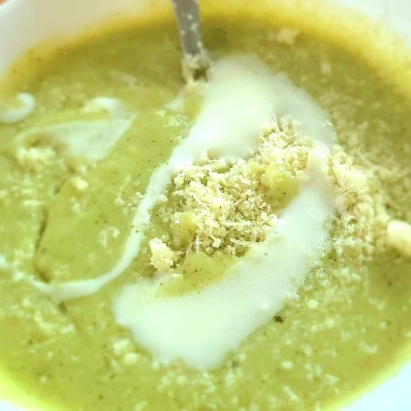 Zupa krem z brokułów i kaszy jaglanej.