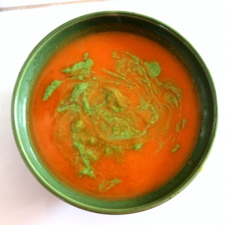 Zupa pomidorowa z soczewicą i pesto